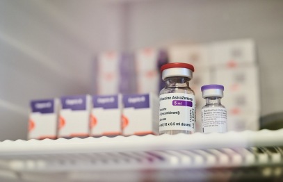 Papildu piesardzības nolūkā Latvijā uz laiku aptur vakcināciju ar AstraZeneca vakcīnu