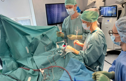 Stradiņa slimnīcā veikta augstas sarežģītības galvas smadzeņu operācija pacientam esot nomodā