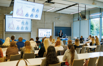 Stradiņa slimnīcas ārsti topošajiem ārstiem māca praktiskas sirds un asinsvadu ķirurģijas iemaņas