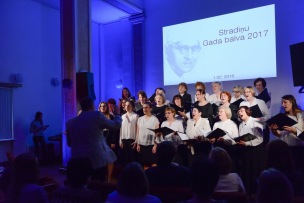 Ar savu dziedājumu priecēja Stradiņa slimnīcas sieviešu koris "Stradiņi".