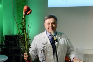 Nominācijā "Gada cilvēks pētniecībā" balvu saņema kardiologs Indulis Kukulis.  Balvu pasnieza dr. Iveta Mintāle.