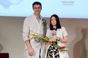 Gada rezidents 2017" - Linda Kučāne. Balvu pasniedza prof. Uga Dumpis.