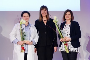 "Gada atsaucīgākais darbinieks 2017" - biomedicīnas laborants Žaneta Voroņecka un radiologs - diagnosts Ilze Priedīte.  Balvu pasniedza valdes locekle Arta Biruma